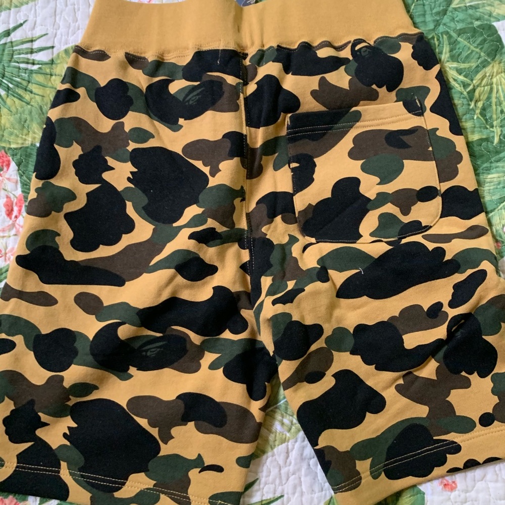 BAPE 1st Camo shark sweatshorts - Picture 3 of 5